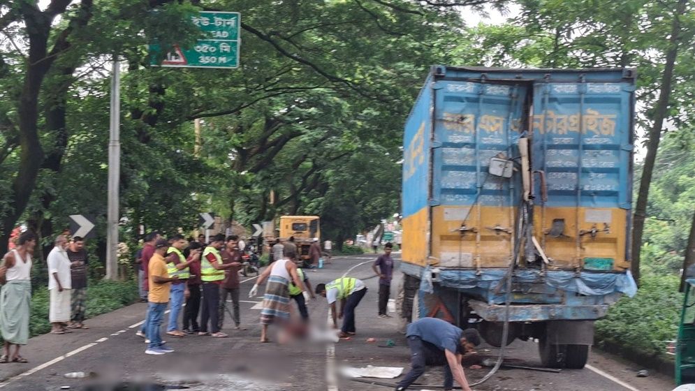 ফেনীতে পৃথক সড়ক দুর্ঘটনায় নিহত ৪