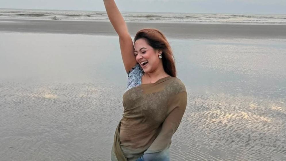 সমুদ্রপাড়ে নতুন লুকে দীঘি, ভক্তদের কৌতূহল তুঙ্গে