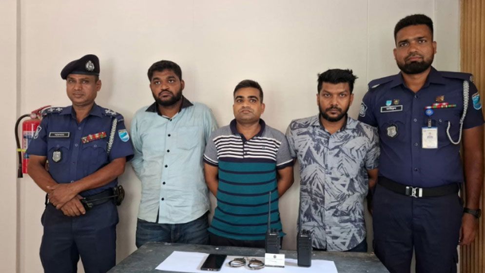 ফতুল্লায় ডিজিএফআইয়ের তিন ভুয়া সদস্য গ্রেফতার, ওয়াকিটকি জব্দ