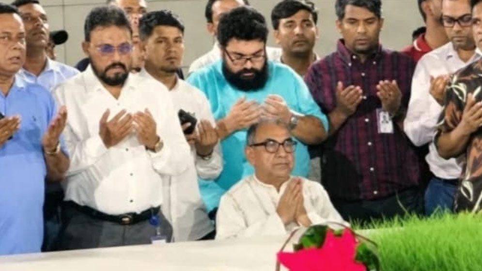 জিয়াউর রহমান ও খালেদা জিয়ার সমাধিতে শ্রদ্ধা জানালেন মির্জা আব্বাস