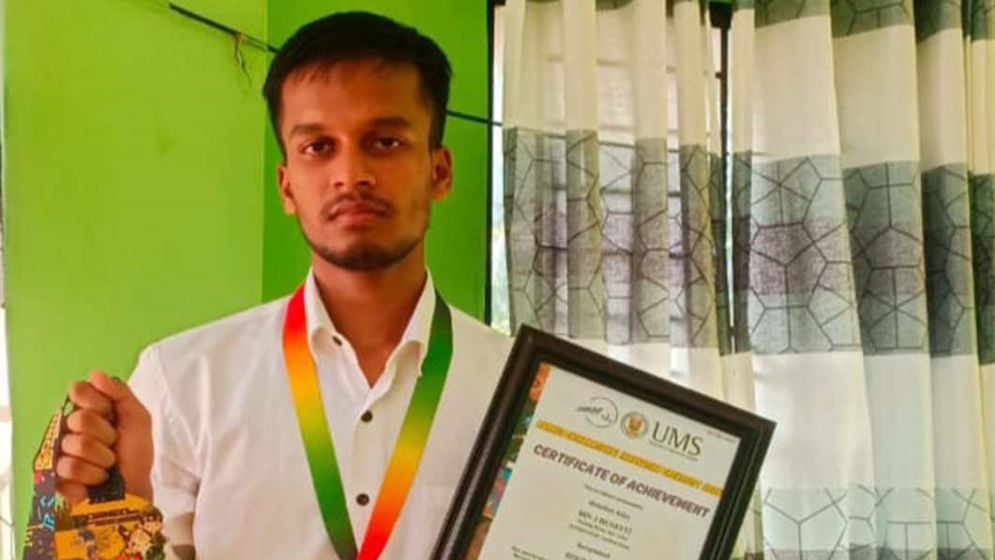 নাটোরের তরুণ আব্দুল্লাহ পেলেন স্বর্ণপদক