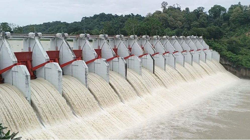 নিষ্কাশনে কমছে কাপ্তাই হ্রদের পানি, ভেসে উঠছে ঝুলন্ত সেতু