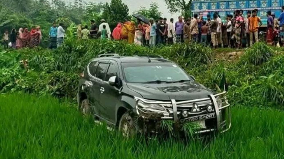 বৃদ্ধাকে বাঁচাতে গিয়ে দুর্ঘটনার কবলে প্রতিমন্ত্রীর গাড়ি