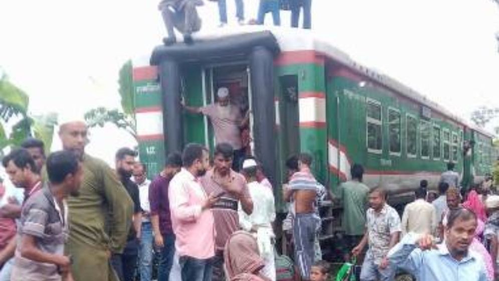 চলন্ত অবস্থায় জামালপুর এক্সপ্রেস ট্রেনের দুই বগি বিচ্ছিন্ন