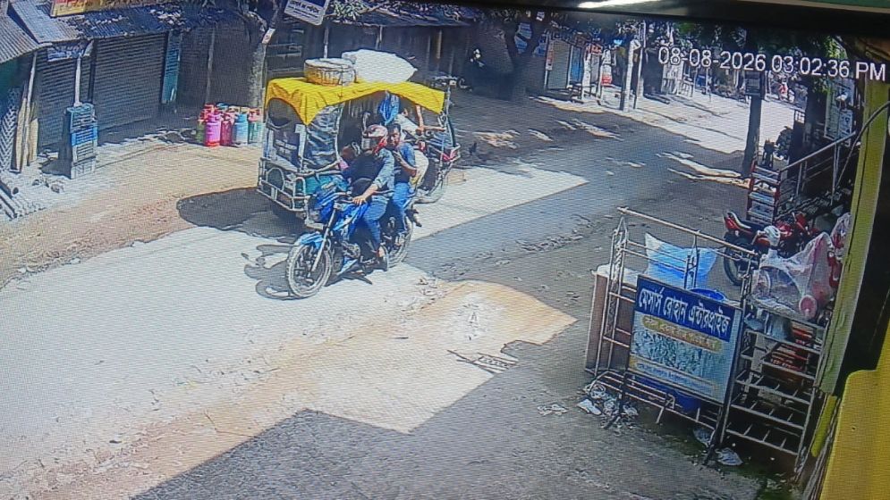 স্বর্ণ ছিনতাইয়ের পর লম্বা ছুটিতে কনস্টেবল জাকির