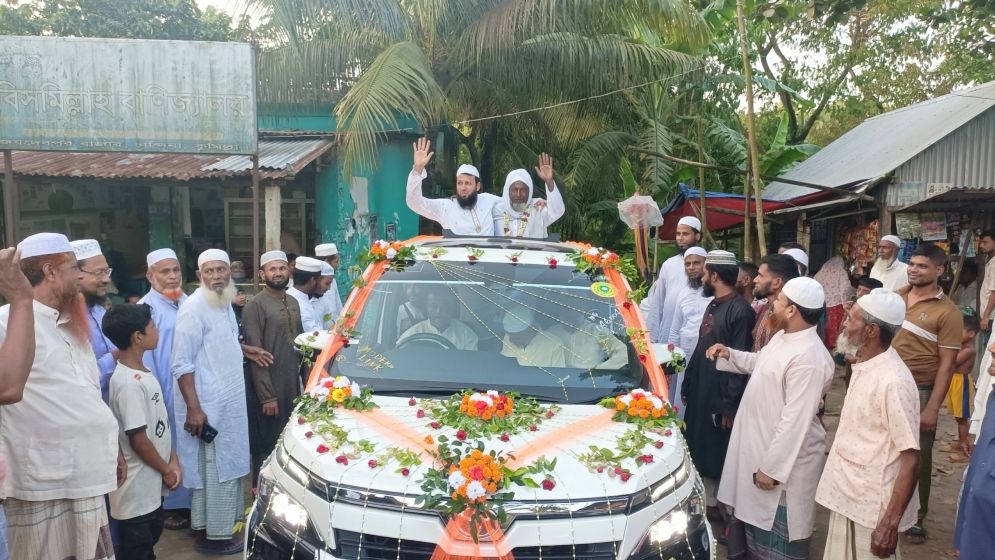 ফুলসজ্জিত গাড়িতে ইমামের রাজকীয় বিদায়