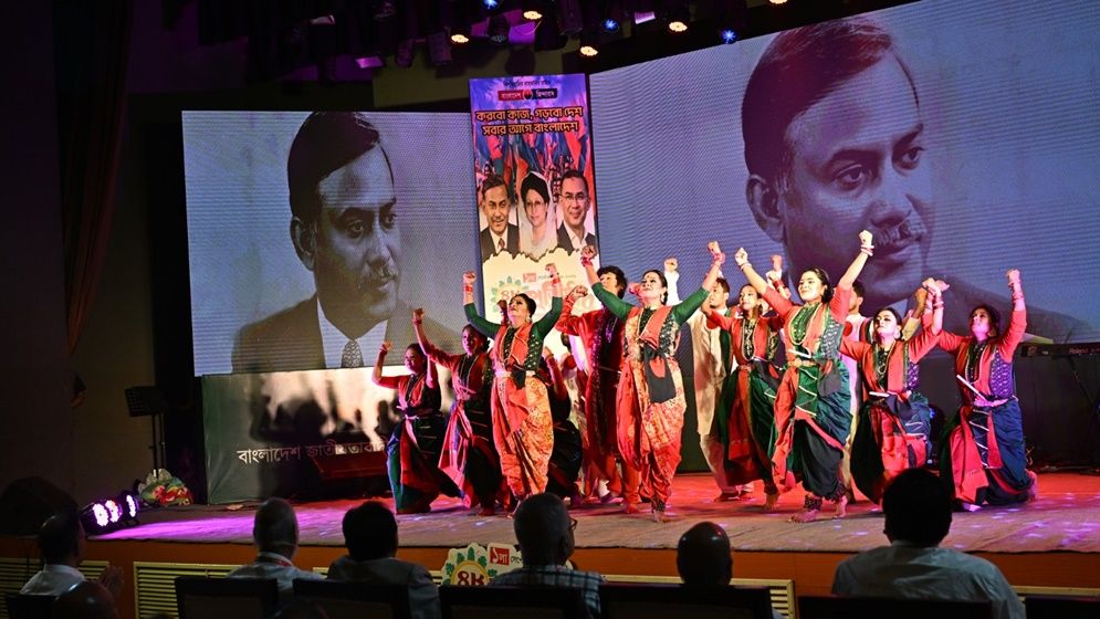দর্শক সারিতে বসে জাসাসের সাংস্কৃতিক অনুষ্ঠান উপভোগ করলেন প্রধানমন্ত্রী