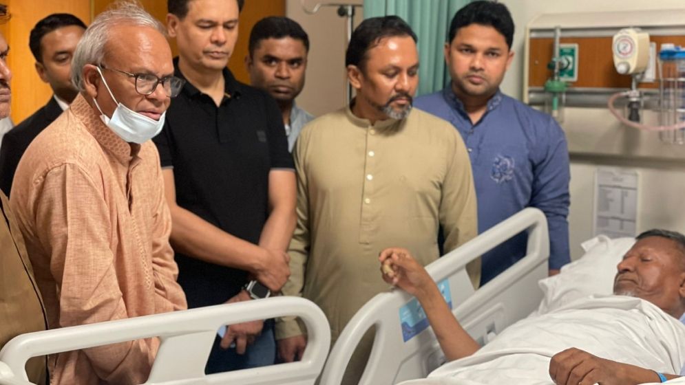 সড়ক দুর্ঘটনায় আহত প্রতিমন্ত্রীকে দেখতে হাসপাতালে রিজভী