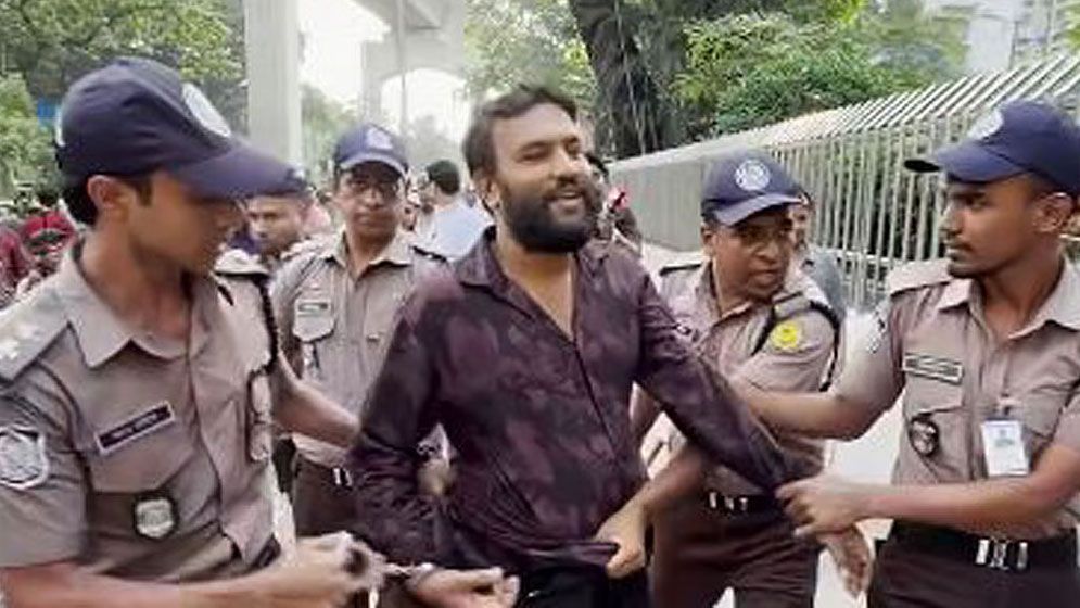 প্রধানমন্ত্রীর নিরাপত্তা বেষ্টনীতে ঢোকার চেষ্টা, যুবক আটক