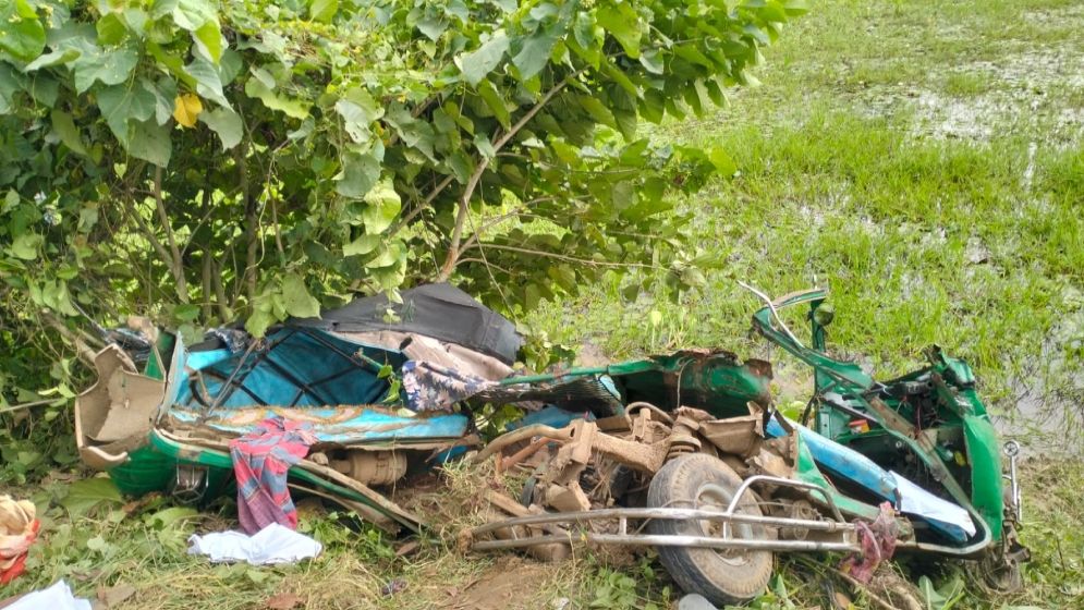 গাজীপুরে কাভার্ডভ্যান-অটোরিকশা সংঘর্ষে নারীসহ নিহত ৩