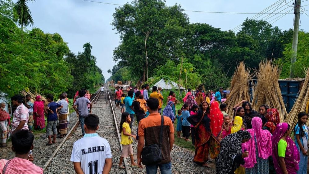 সন্তানকে বাঁচাতে গিয়ে ট্রেনের ধাক্কায় প্রাণ গেল মায়ের
