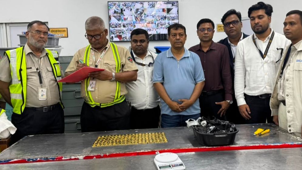 বিমানকর্মীর কাছে কোথা থেকে এলো ১৪ কেজি স্বর্ণ