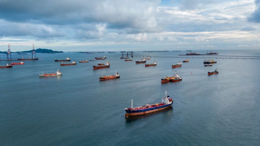 মার্কিন সেনাদের পাহারায় হরমুজ পাড়ি দিচ্ছে বিশাল তেলবাহী জাহাজের বহর