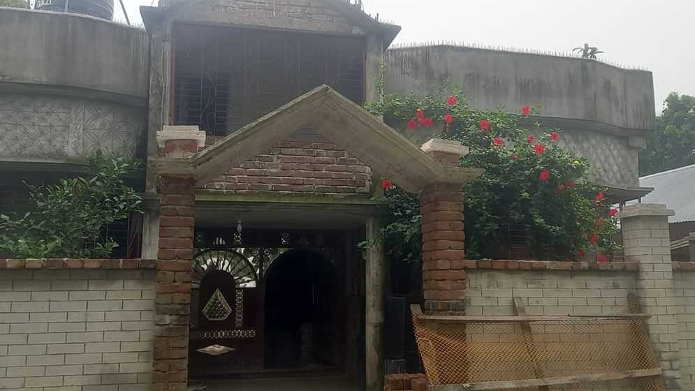 চুরি করতে এসে মোবাইল ফেলে পালাল চোর