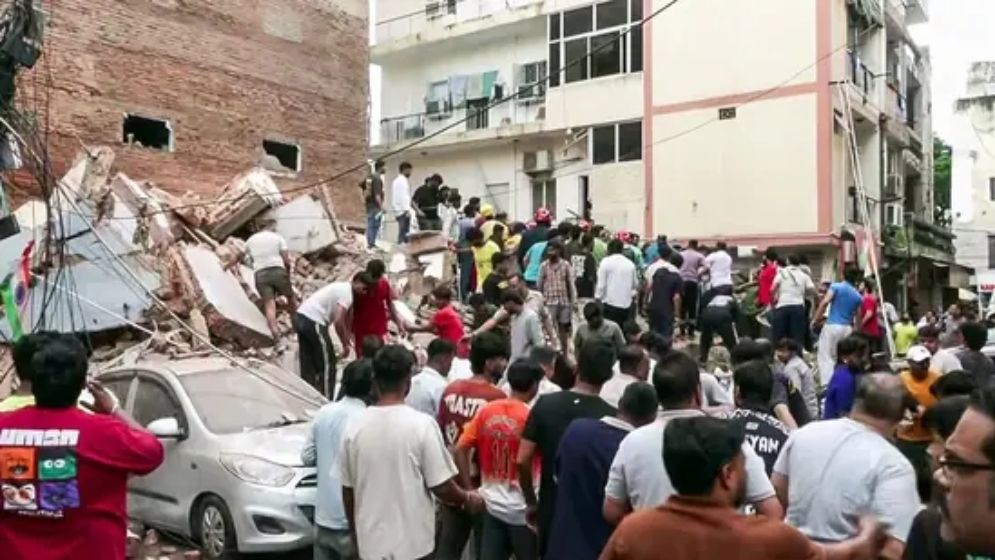 ধ্বংসস্তূপের ভেতর থেকে বাঁচার আকুতি