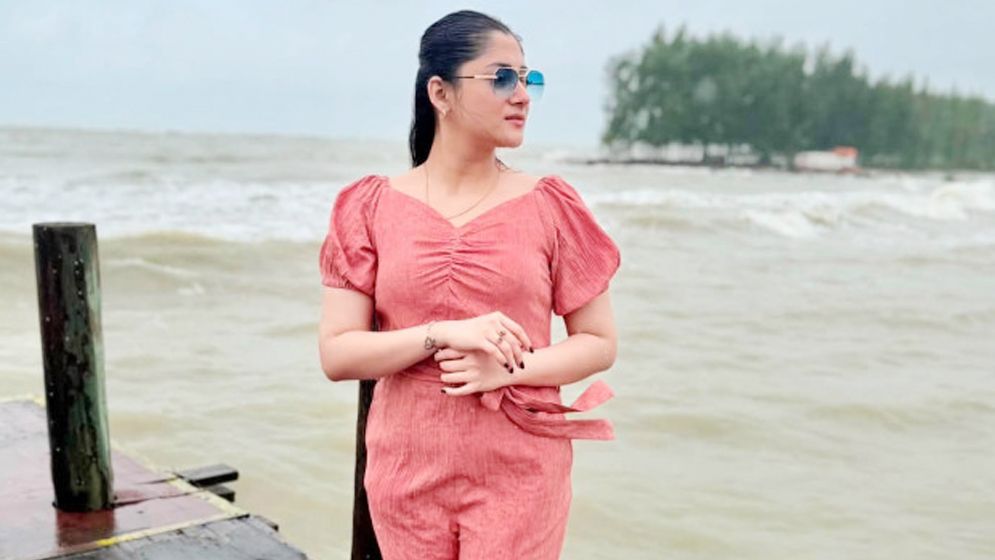 সমুদ্রের প্রেমে মগ্ন পূজা চেরী