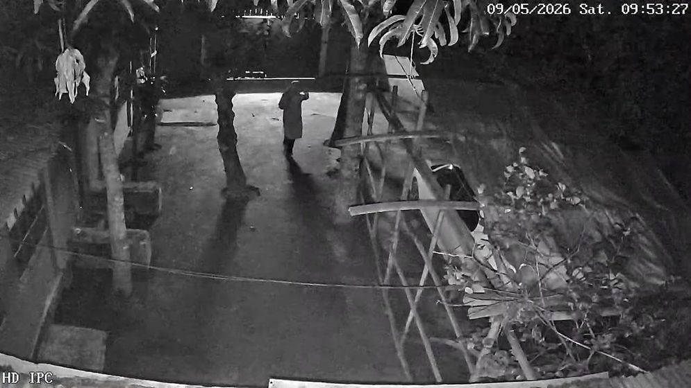 আন্তর্জাতিক ইসলামিক বক্তার বাড়িতে ঢুকে গাড়িতে পেট্রল ঢেলে আগুন