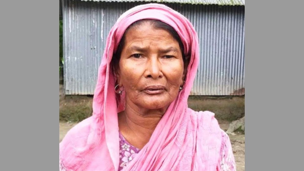 জীবিত মাকে ‘মৃত’ বানিয়ে বসতভিটা বিক্রি করল ছেলে