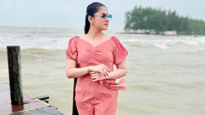 সমুদ্রের প্রেমে মগ্ন পূজা চেরী