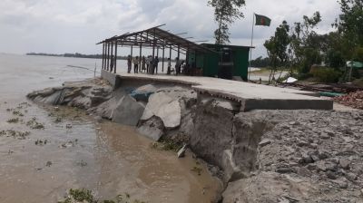 তিস্তার পেটে ২৫০ ঘরবাড়ি, খোলা আকাশের নিচে পাঠদান