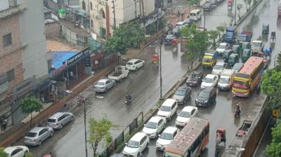 শেষ দুপুরে ঝুম বৃষ্টিতে ভিজলো নগরী