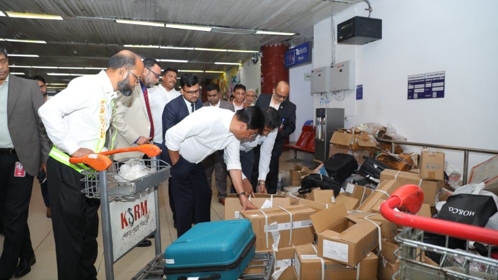 শাহজালালে আকস্মিক পরিদর্শনে বিমানমন্ত্রী, ব্যাগেজ হ্যান্ডলিংয়ে সময় কমানোর নির্দেশ