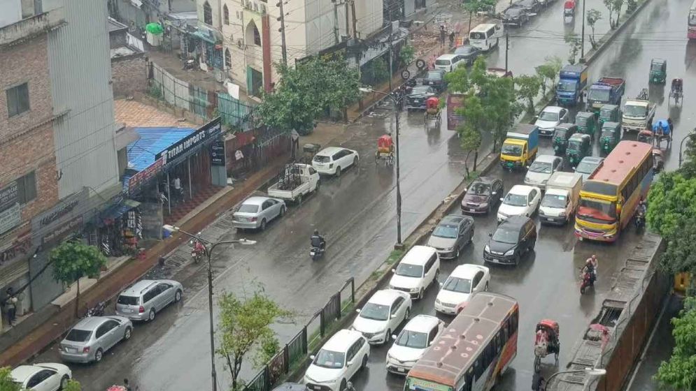 শেষ দুপুরে ঝুম বৃষ্টিতে ভিজলো নগরী