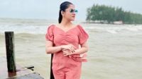 সমুদ্রের প্রেমে মগ্ন পূজা চেরী