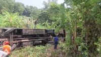 গোপালগঞ্জে যাত্রীবাহী বাস খাদে পড়ে প্রাণ গেল ৩ জনের
