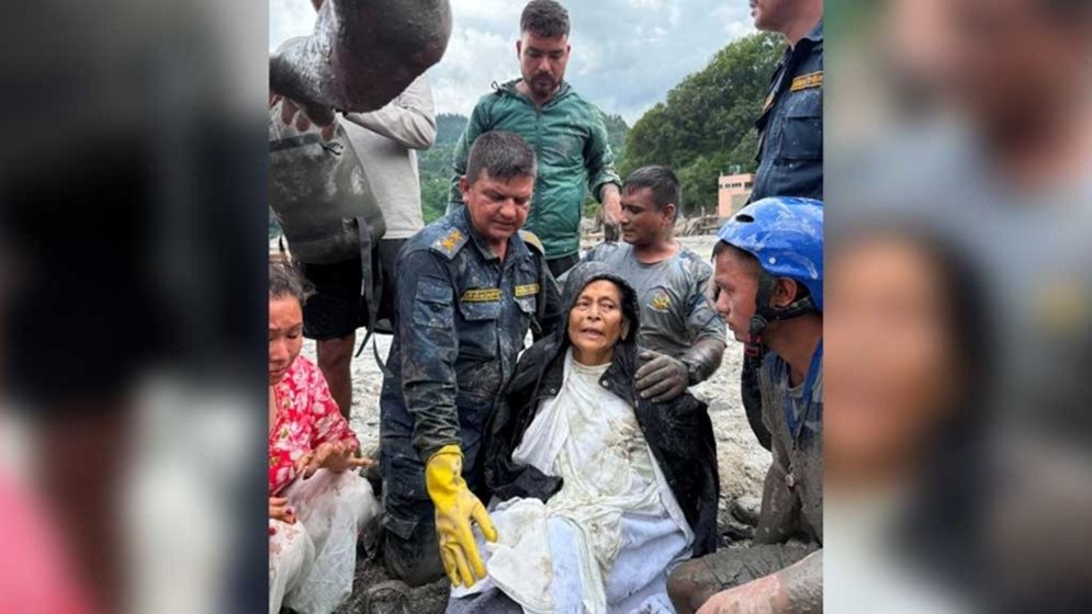 ধ্বংসস্তূপে চাপা পড়া বাড়ি থেকে ১০ দিন পর ৬০ বছর বয়সি নারী জীবিত উদ্ধার