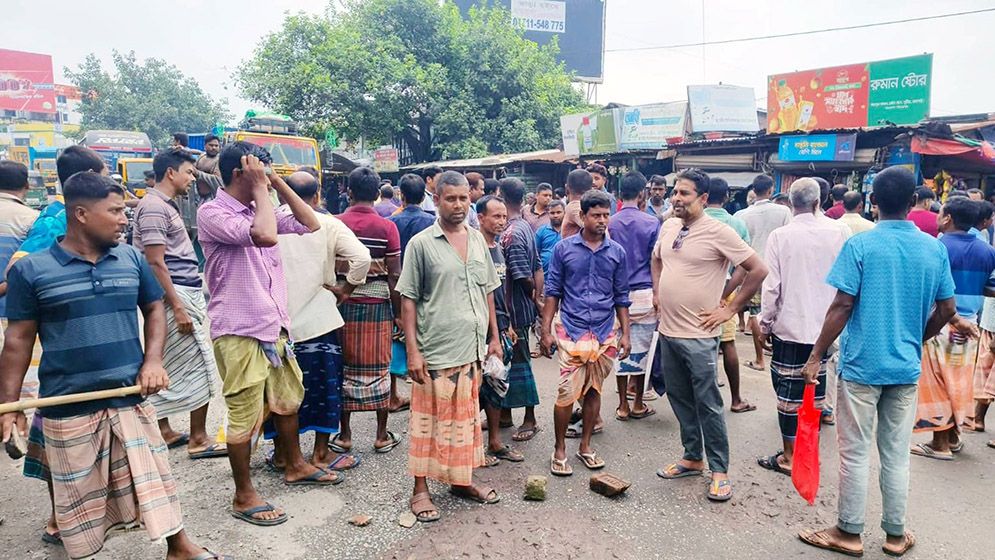 রাজশাহীতে সারের দাবিতে মহাসড়ক অবরোধ