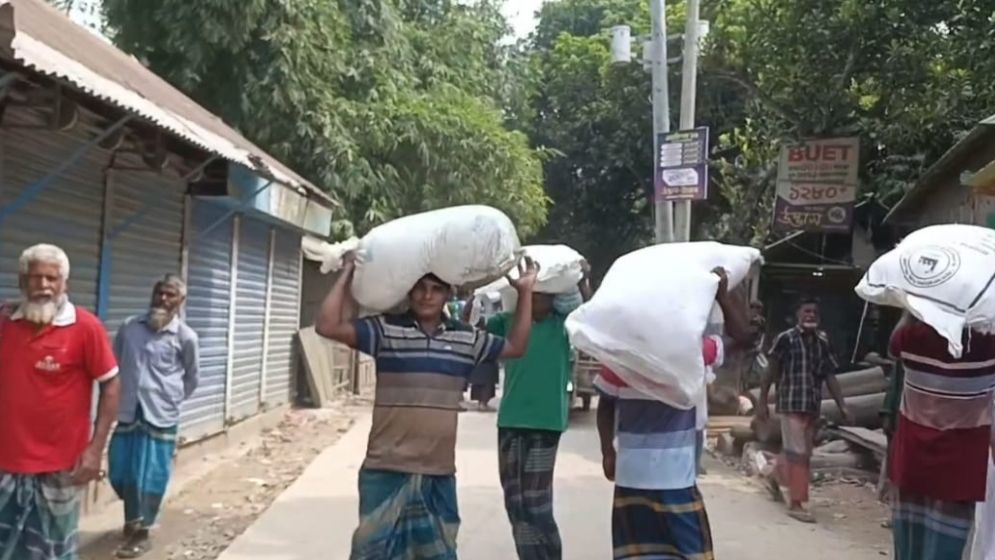 বেড়া ভেঙে ১৫০ বস্তা সার নিয়ে গেলেন কৃষকরা