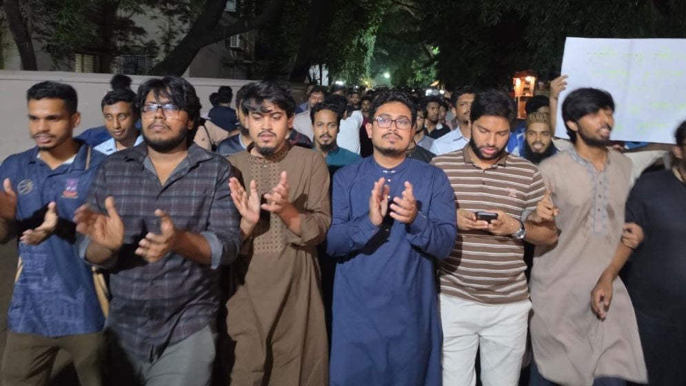 ভাইভায় নাম্বার বাড়ানোর প্রতিবাদে ঢাবিতে ডাকসুর বিক্ষোভ