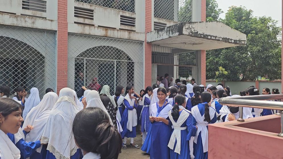 ছাত্রীদের নিয়ে কুরুচিপূর্ণ মন্তব্য, বিক্ষোভের পর শিক্ষক বরখাস্ত