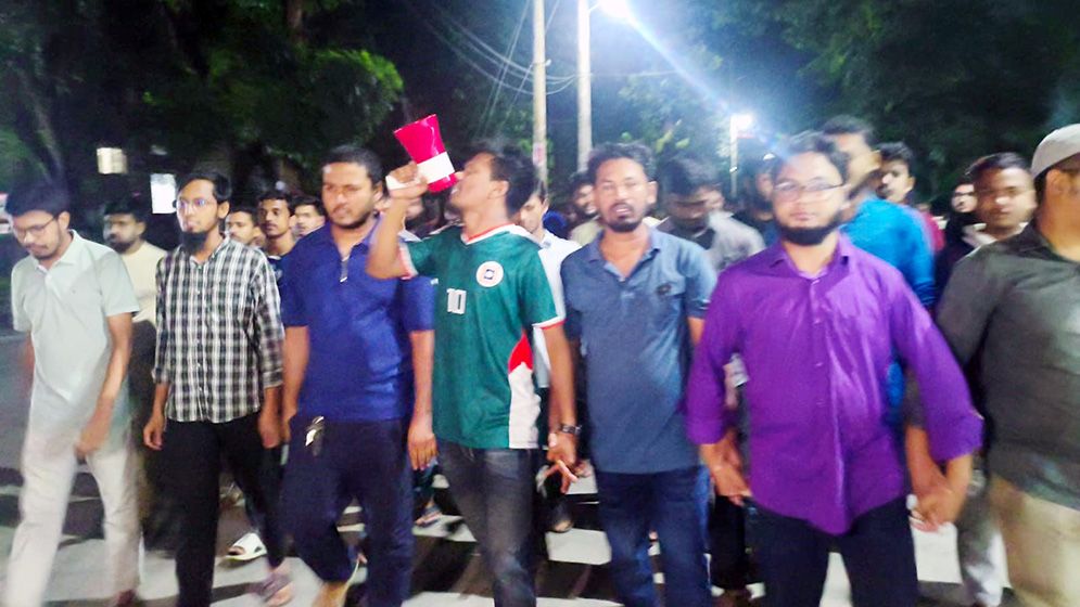 চাকরিতে মৌখিক পরীক্ষায় নাম্বার বৃদ্ধির প্রতিবাদে রাবিতে বিক্ষোভ