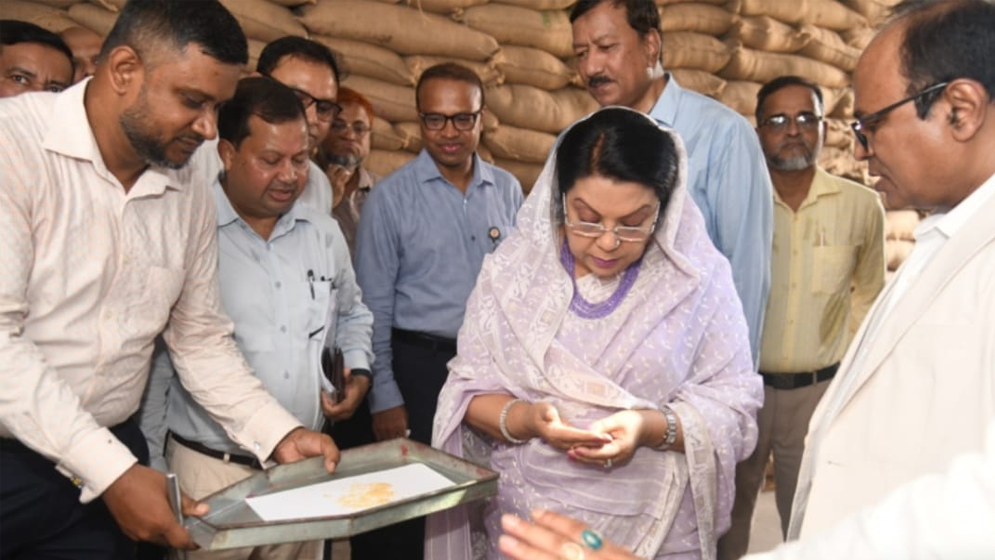 তেজগাঁও সিএসডিতে খাদ্যমন্ত্রীর আকস্মিক অভিযান, গুদামে দেখলেন চাল-আটার মান