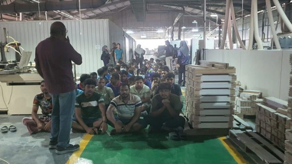 মালয়েশিয়ার কারখানায় অভিযান, ১৫৫ বাংলাদেশিসহ আটক ২৩৪