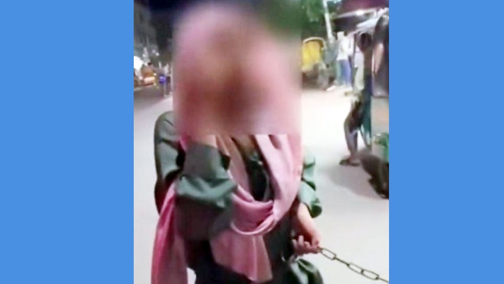 ‘চুরির অভিযোগে’ কিশোরীর কোমরে শিকল, রাস্তায় টেনে নির্যাতন