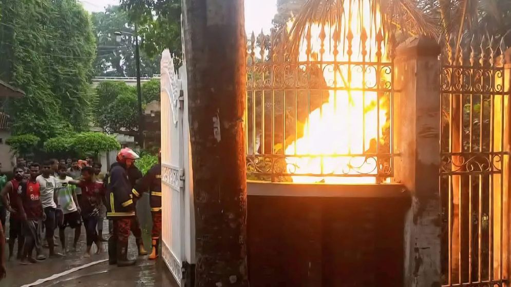 বিদ্যুৎমন্ত্রীর বাড়ির সামনে বজ্রপাত