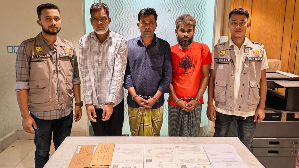 ‘সরকারি চাকরি’ পেয়ে অফিসে গেলেন সবুজ, অতঃপর...