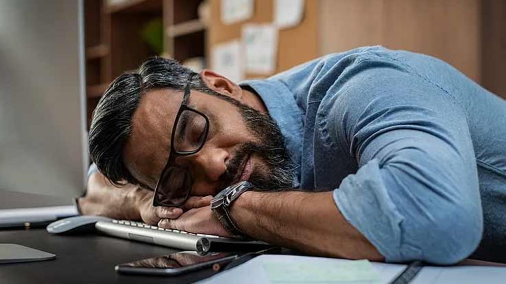 দুপুরের খাবারের পর ঘুম পায় কেন?