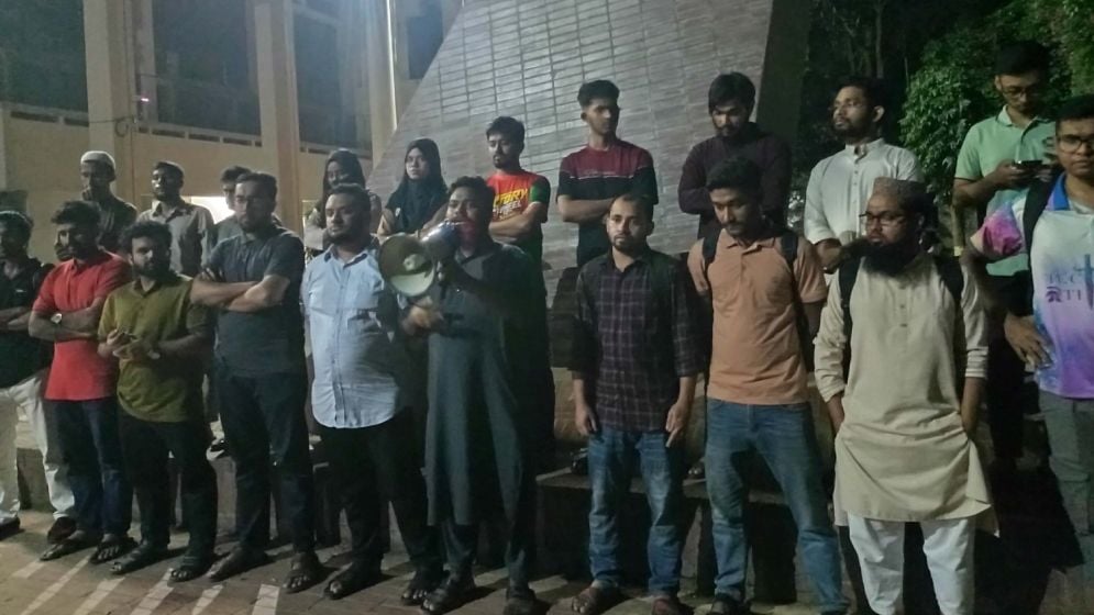 লিখিত পরীক্ষার নাম্বার কমিয়ে ভাইভার নাম্বার বাড়ানোর প্রতিবাদে জাকসুর বিক্ষোভ