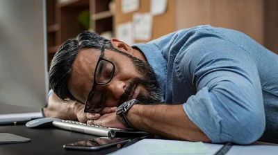 দুপুরের খাবারের পর ঘুম পায় কেন?