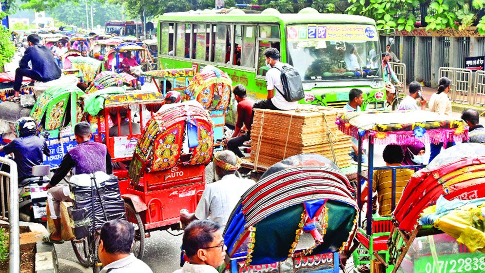 ব্যাটারি রিকশা যেন সড়কে ‘মৃত্যুফাঁদ’