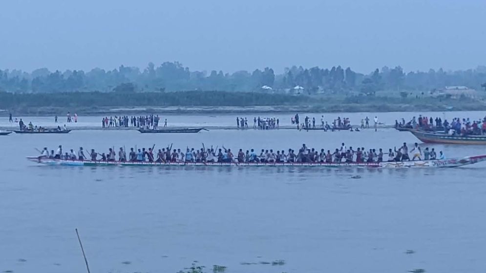 নৌকা বাইচে মুখর ধরলার তীর, উচ্ছ্বসিত হাজারো দর্শক