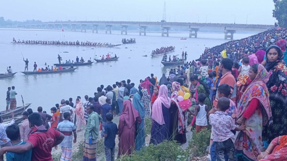 নৌকা বাইচে মুখর ধরলার তীর, উচ্ছ্বসিত হাজারো দর্শক