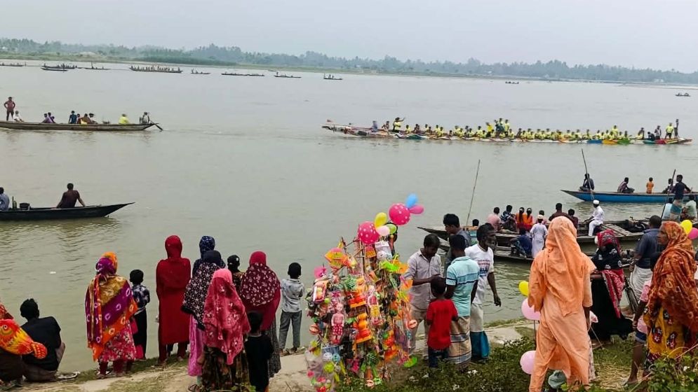 নৌকা বাইচে মুখর ধরলার তীর, উচ্ছ্বসিত হাজারো দর্শক