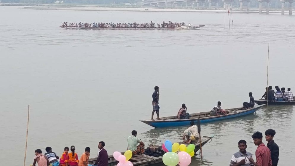 নৌকা বাইচে মুখর ধরলার তীর, উচ্ছ্বসিত হাজারো দর্শক