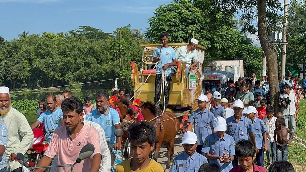 ফুল দিয়ে সাজানো ঘোড়ারগাড়িতে শিক্ষিকার রাজকীয় বিদায়