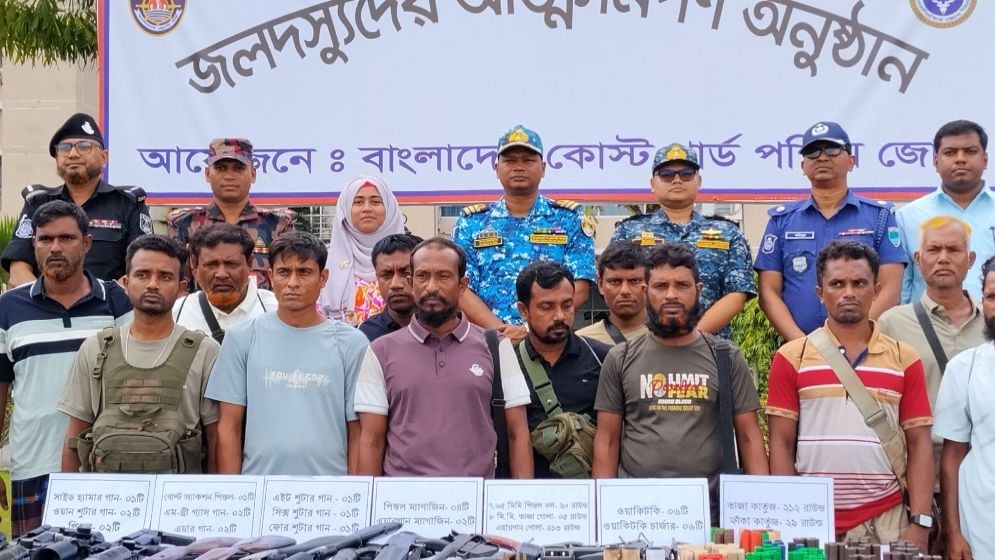 সুন্দরবনের ‘নানা ভাই’ বাহিনীর প্রধানসহ ১২ জনের আত্মসমর্পণ